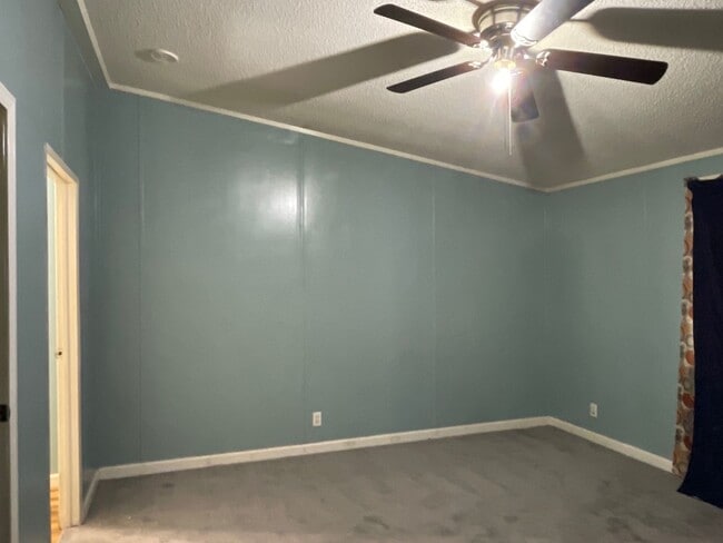 Building Photo - Three bedroom/2 Bath close to downtown Pra...