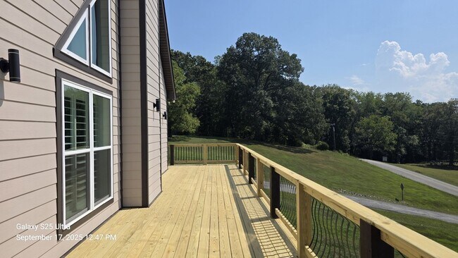 Building Photo - 37 Lakeview Dr