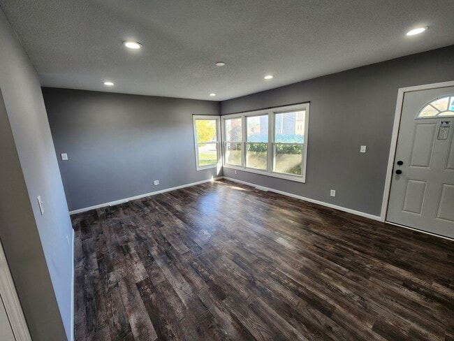 Building Photo - Remodeled 3-4 bedroom 2 bath house
