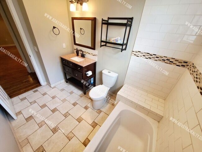 Building Photo - Beautiful Home in Mission, KS-Available NOW!!!