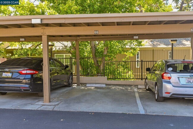 Building Photo - 2075 Ascot Dr