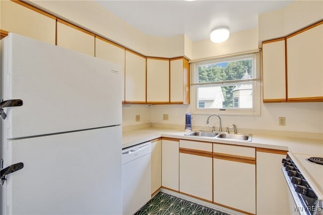 Building Photo - 433 Linwood Ave