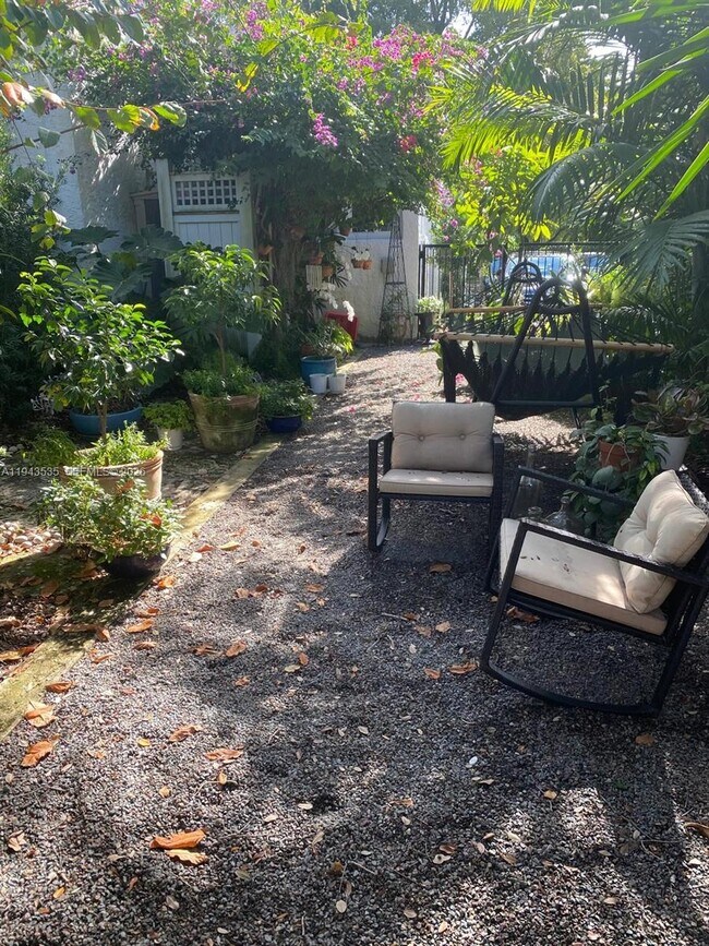 Building Photo - 1321 Asturia Ave