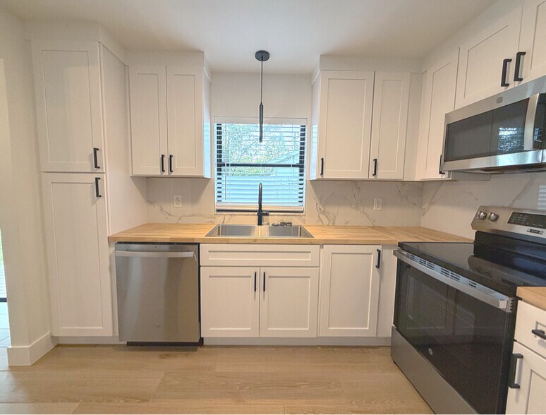 Building Photo - 3278 E Crown Dr