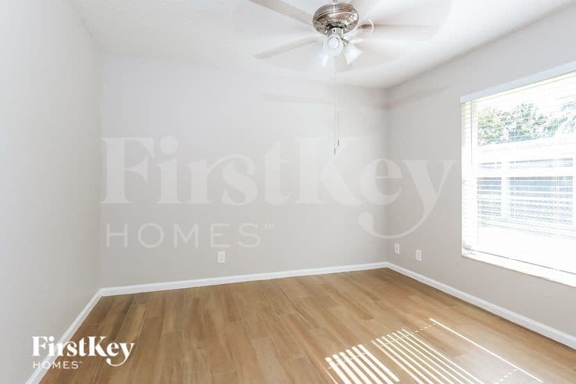 Building Photo - 562 SW Dairy Rd