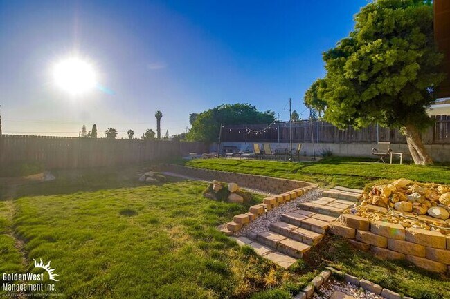 Building Photo - Scenic 4Bdm 2Ba Oasis with Panoramic Views...