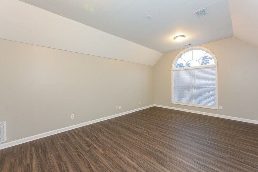 Building Photo - 875 Georgian Hills Dr