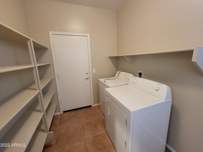 Building Photo - 958 E Scorpio Pl