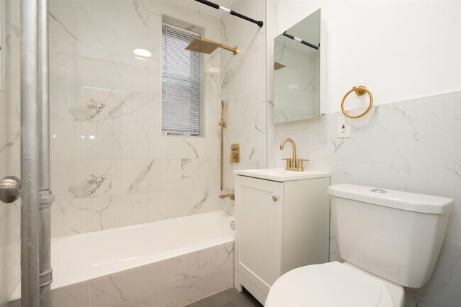 Building Photo - 565 Bergen Ave