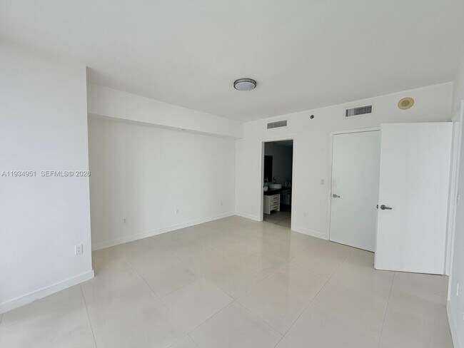 Building Photo - 495 Brickell Ave