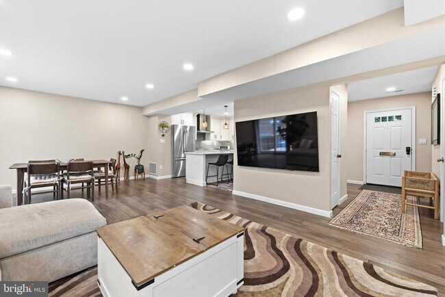 Building Photo - 4880 Chevy Chase Dr
