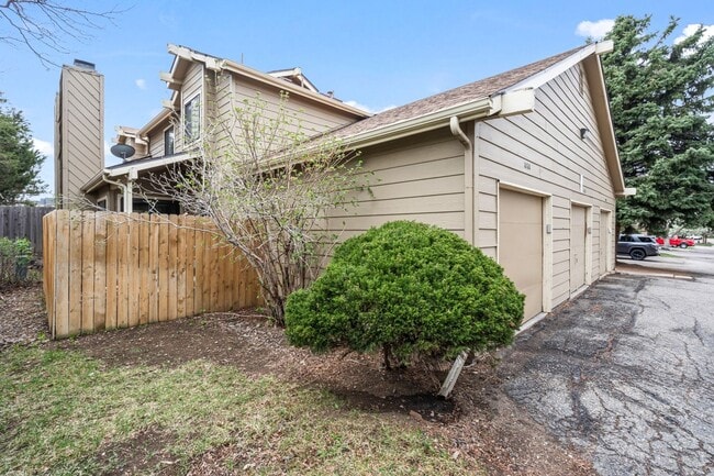 Building Photo - Spacious 3 Bedroom Townhouse-Style Condo N...