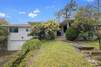 Building Photo - Charming 4 Bedroom Home with Fully Fenced Backyard!