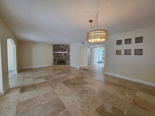 Building Photo - Spacious Townhome in The Trails