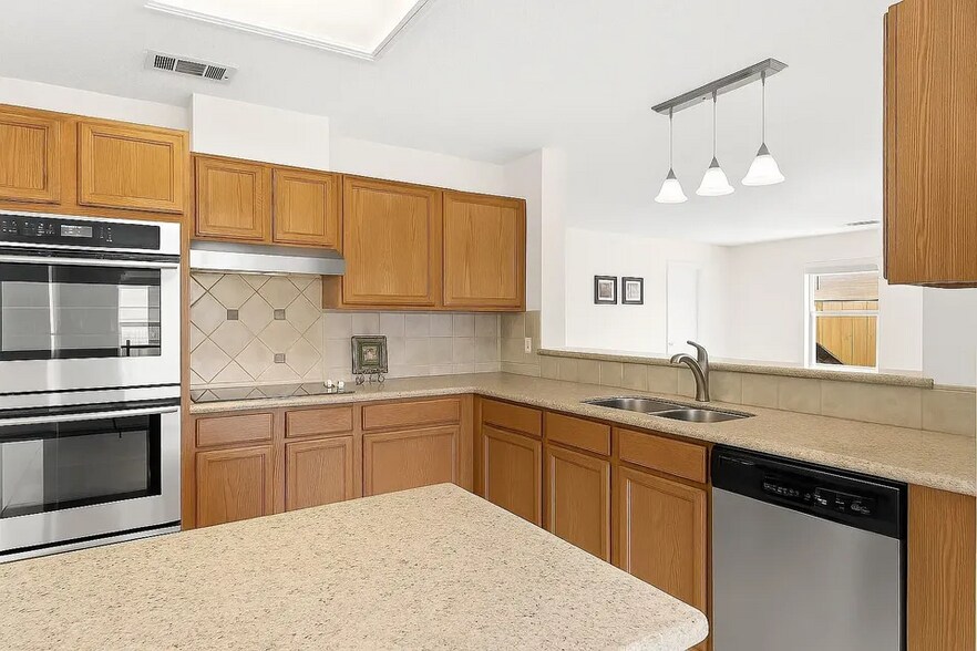 Building Photo - 2105 Zeppelin Dr