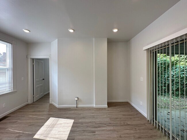 Building Photo - 6 Bed/2 Bath w/Ample Parking Mins. from UC $750/pp ($4500/mo)!