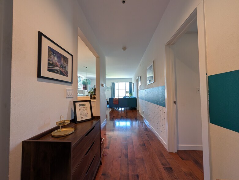 Entry - 97 E Saint James St