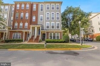 Building Photo - 2 LEVEL CONDO WITH 1 CAR GARAGE, DEN/LOFT ON THE BEDROOM LEVEL, VERY OPEN FLOOR