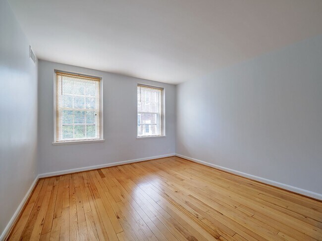 Building Photo - Sunny & Renovated 2BR 1BA in NW DC McLean Gardens Oasis!