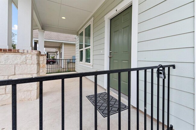 Building Photo - 213 Michaelis Dr