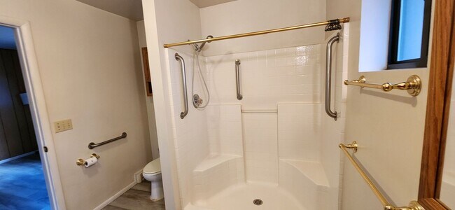 Building Photo - Mountain Chalet Home Available Now!