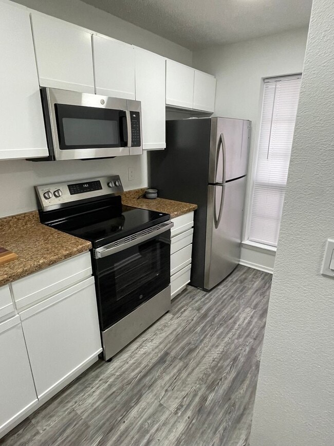 Building Photo - 3 BEDROOM CONDO BY UNT