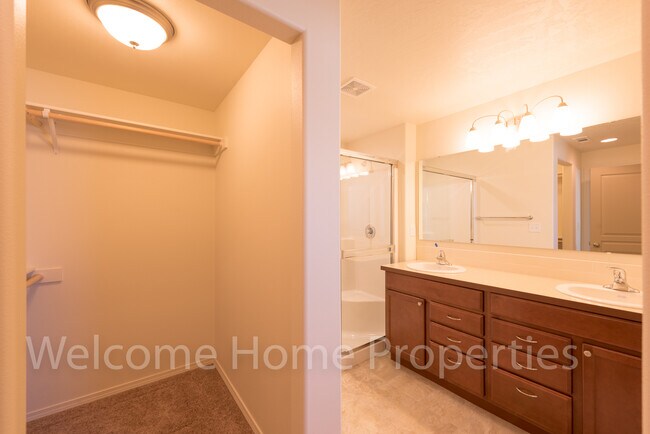 Building Photo - Beautiful Home