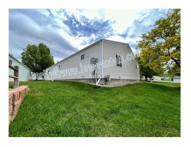 Building Photo - 3 Burgundy Ct