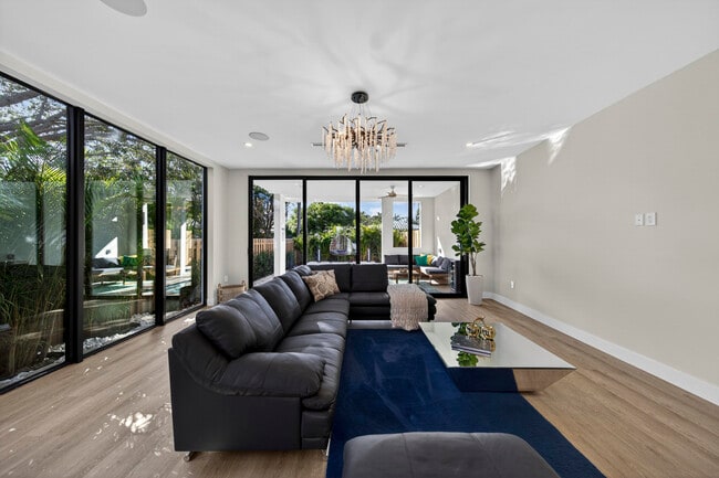 Building Photo - 1121 NE 17th Ave