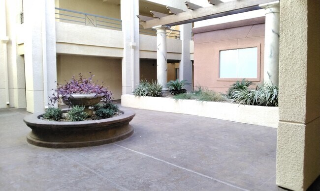 Building Photo - 270 E Flamingo Rd