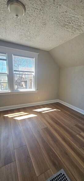 Building Photo - 83 Gibbs St