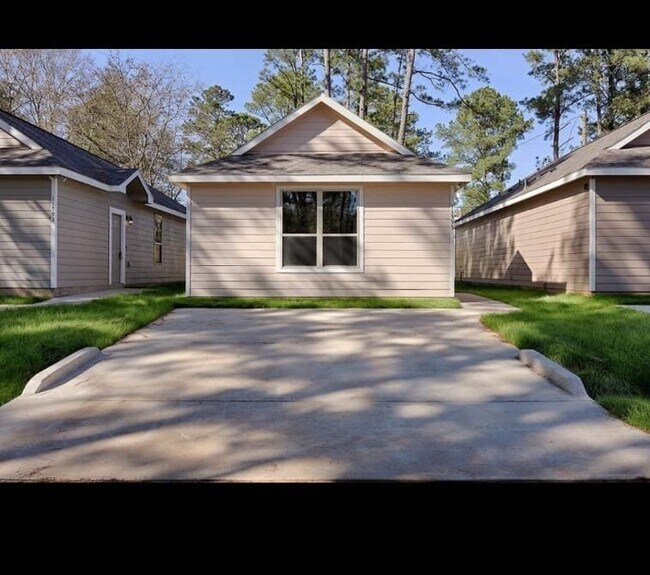 Primary Photo - 11726 White Cedar St