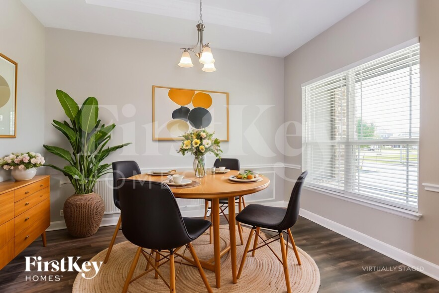 Building Photo - 9923 Oaklawn Dr