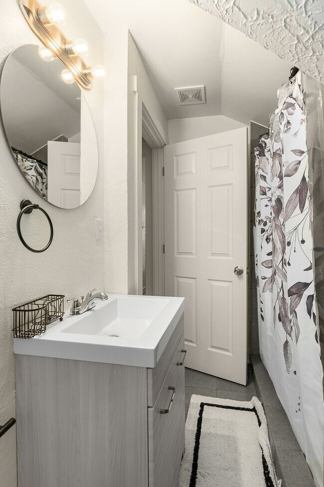 Building Photo - For Rent – 1 Bed / 1 Bath Apartment in Lak...