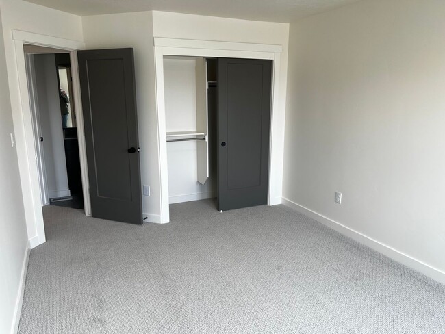 Building Photo - GET $1000 OFF THE FIRST MONTHS RENT!!!