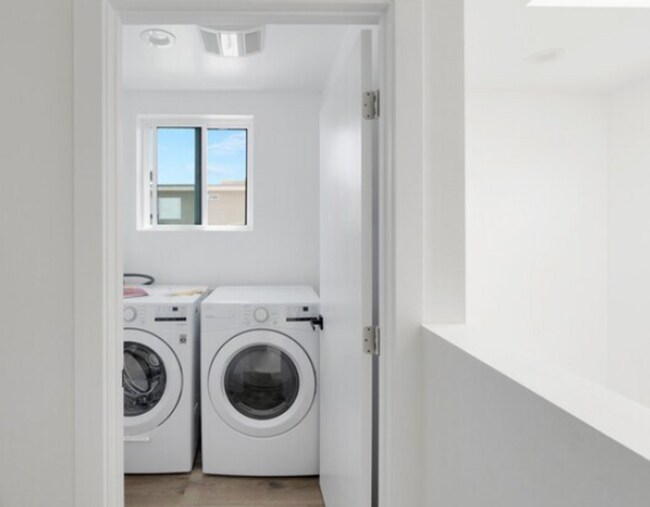 Building Photo - Newer Townhouse Available!