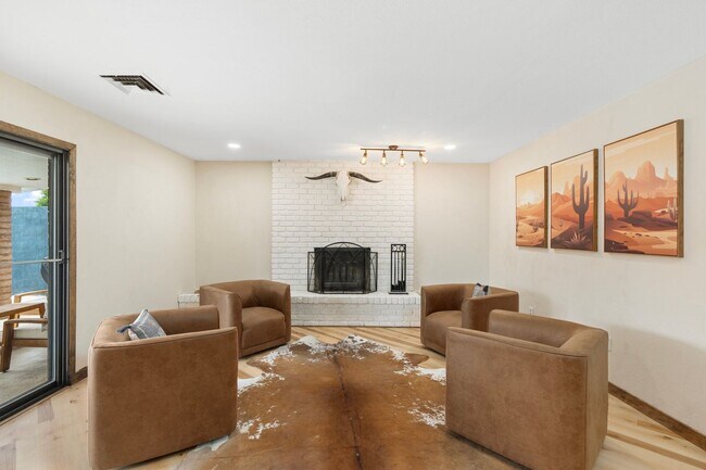 Building Photo - 9 E Del Rio Dr