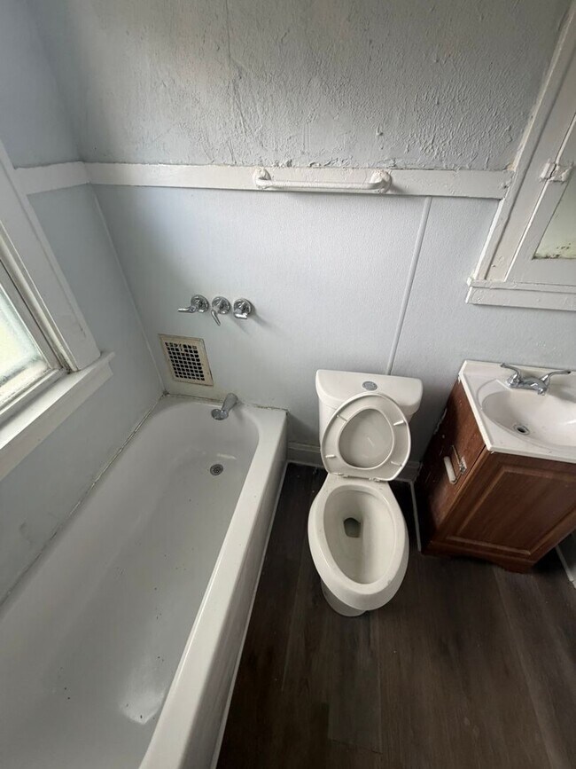 Building Photo - 12706 Parkhill Ave