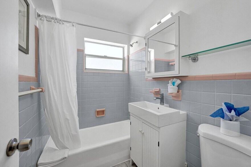 Building Photo - 335 Desoto St