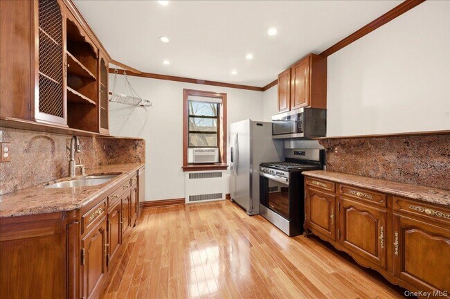 Building Photo - 300 Main St