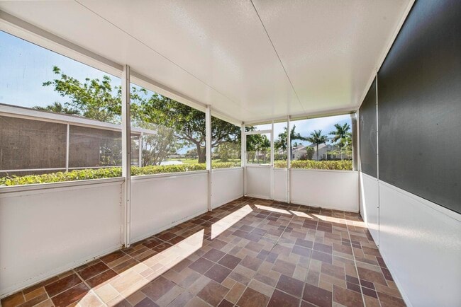Building Photo - 1132 W Lakes Dr
