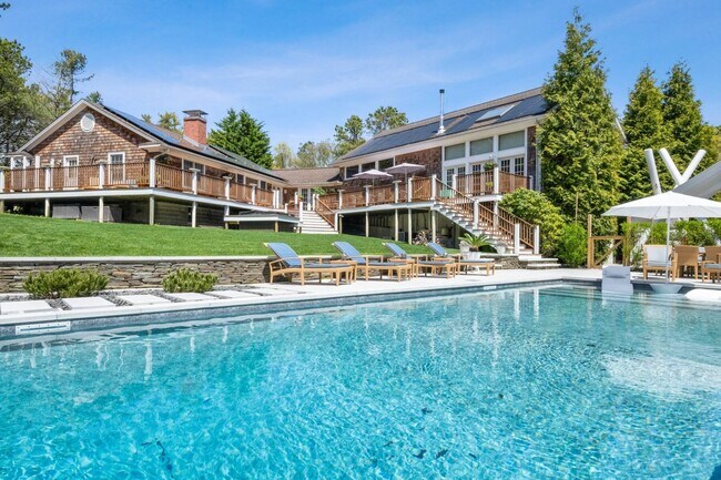 Building Photo - 565 Montauk Hwy