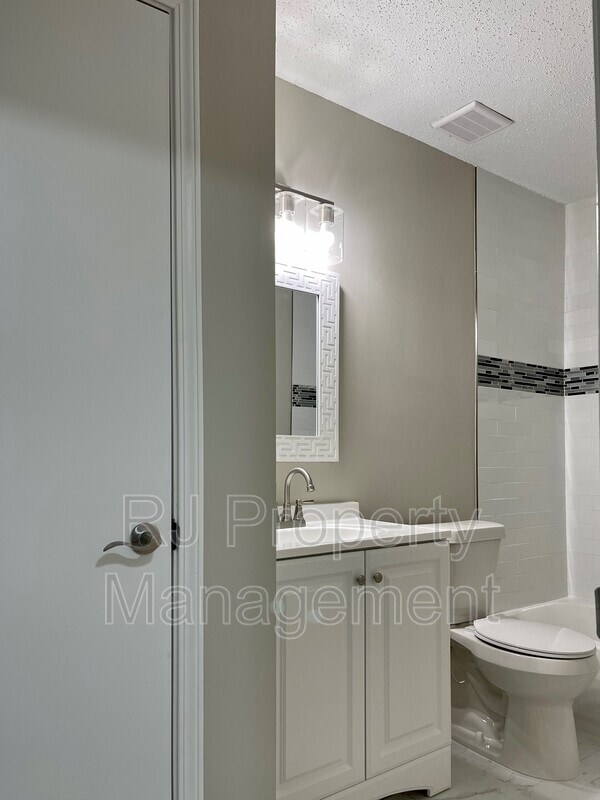 Building Photo - 2344 N Orchid Dr