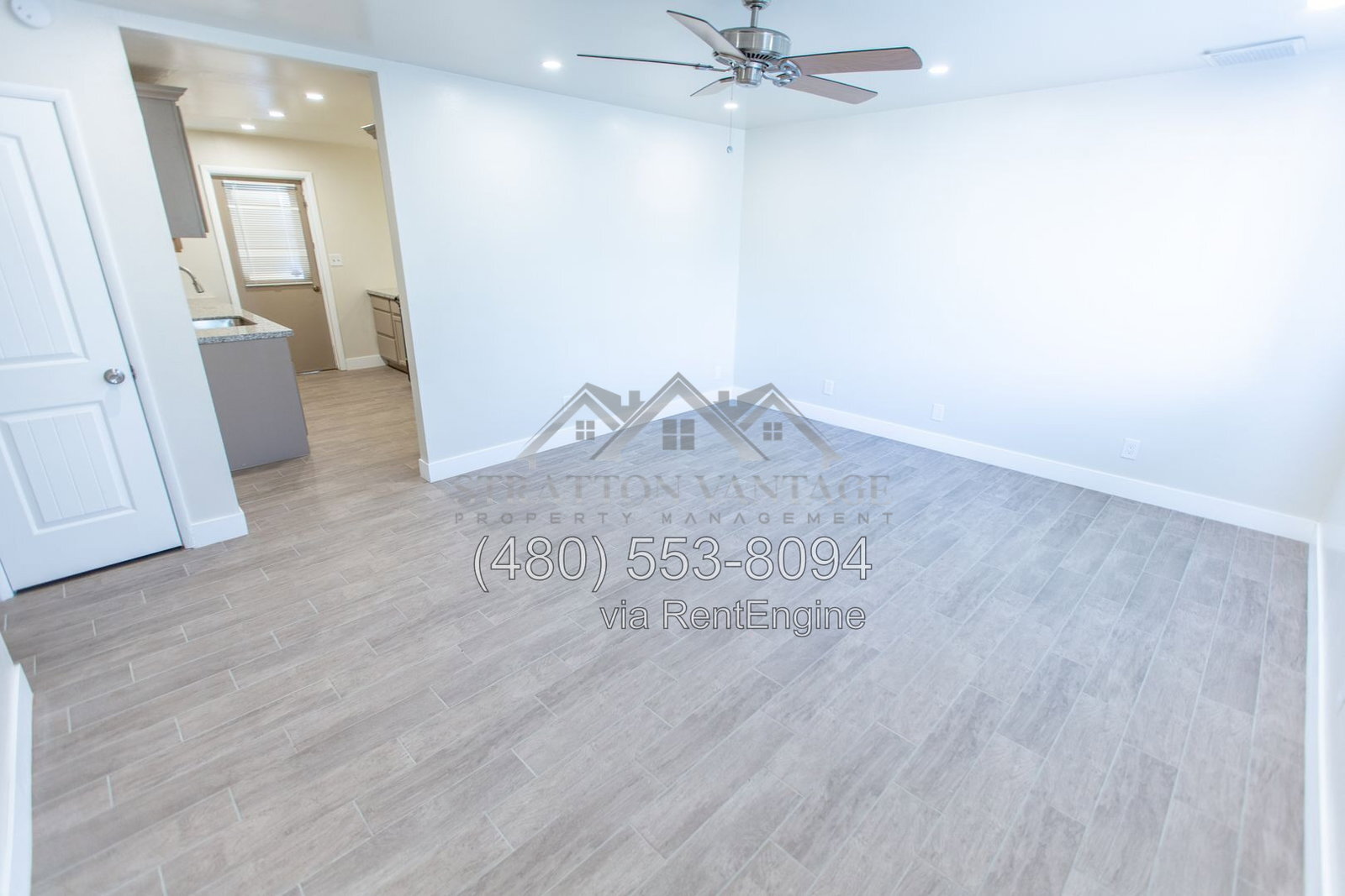 Building Photo - 2533 E Blanche Dr