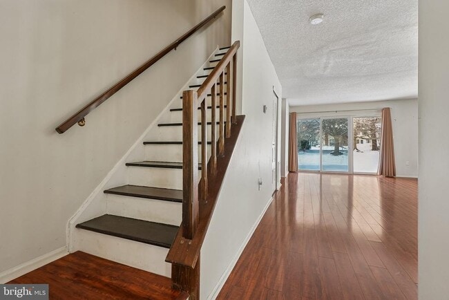 Building Photo - 8 Marsh Ct