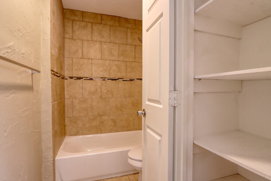 Building Photo - 711 Harbour Town Dr
