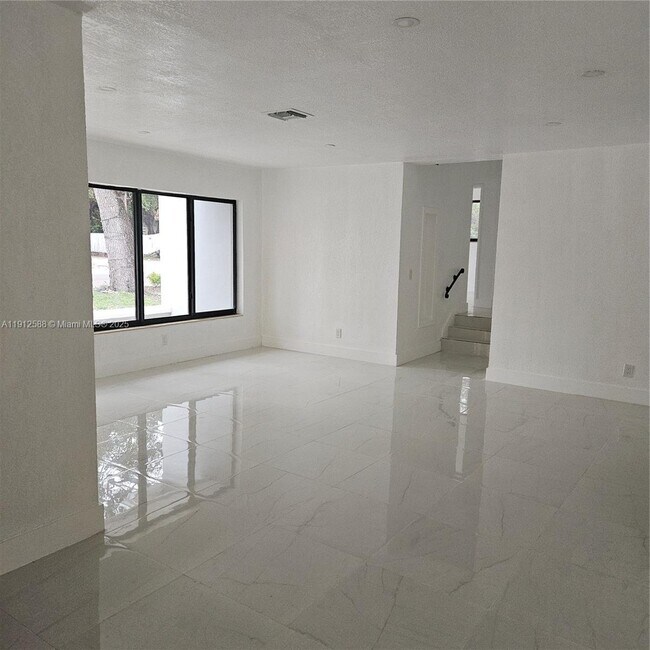 Building Photo - 14710 NE 5th Ct