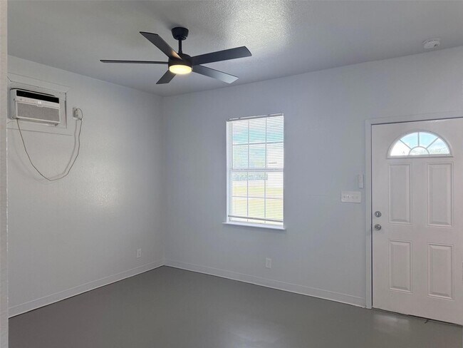 Building Photo - 251 Zimmerman Ave