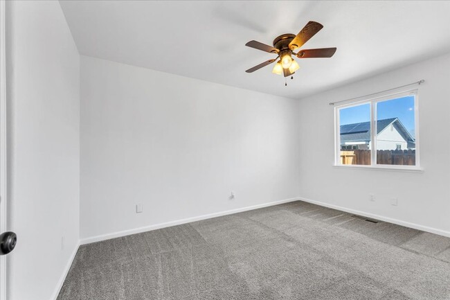 Building Photo - Cute corner lot 3 bed/ 2 bath