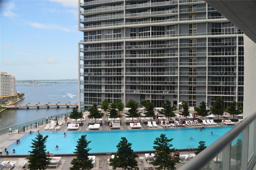 Building Photo - 465 Brickell Ave